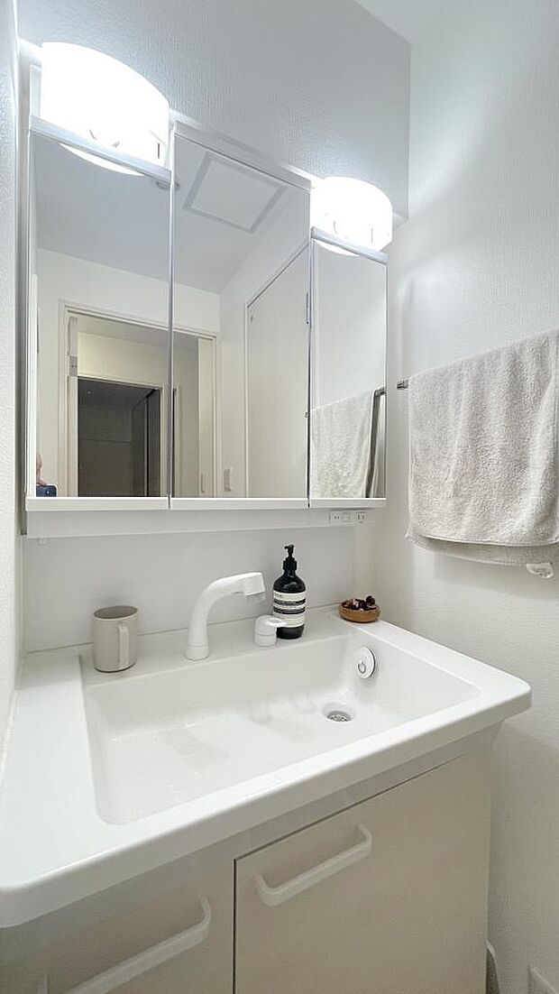 白を基調とした清潔感のある洗面所。シンクした収納以外にも鏡面収納があり、いつでも片付いた空間を保てます。室内（2024年5月）撮影