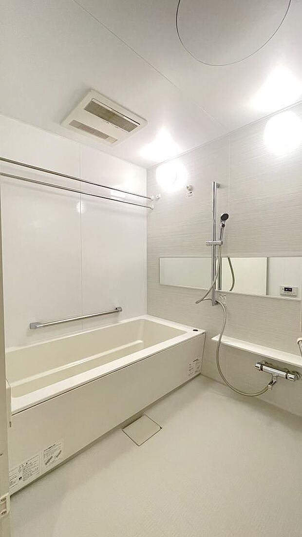 広々バスルームは浴室乾燥機付きで、雨の日のお洗濯にも大活躍です！室内（2024年6月）撮影