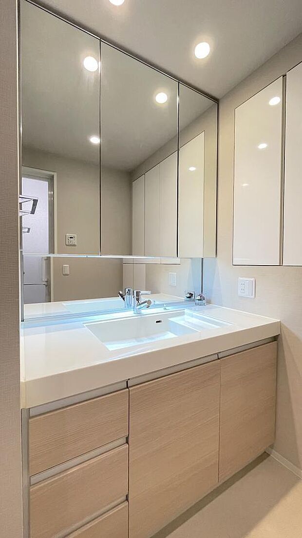 ゆったりとした洗面室。壁面収納付きでかさばるスキンケア用品もスッキリ収納できます。室内（2024年6月）撮影