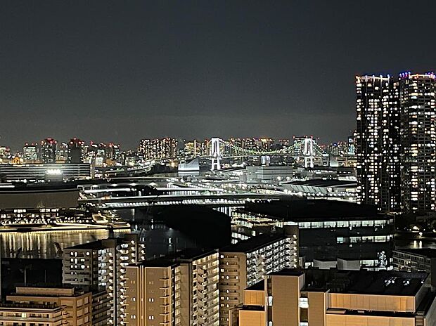 お部屋からレインボーブリッジを含めた都内の夜景を一望できます。現地からの眺望（2024年6月）撮影