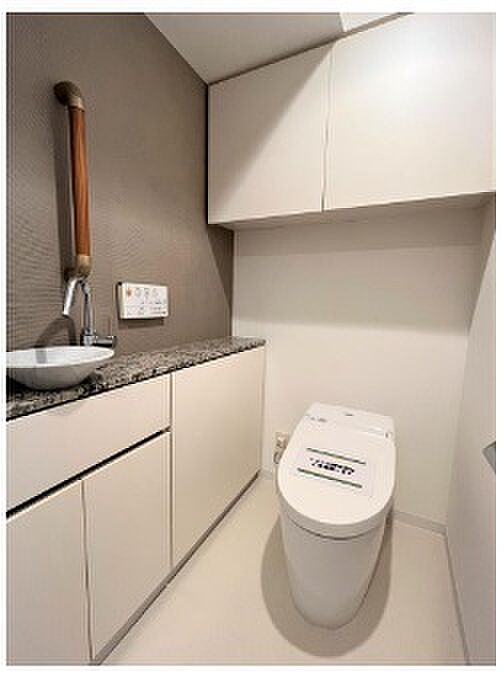 トイレには機能的で便利な収納棚を完備、快適な温水洗浄便座付です♪