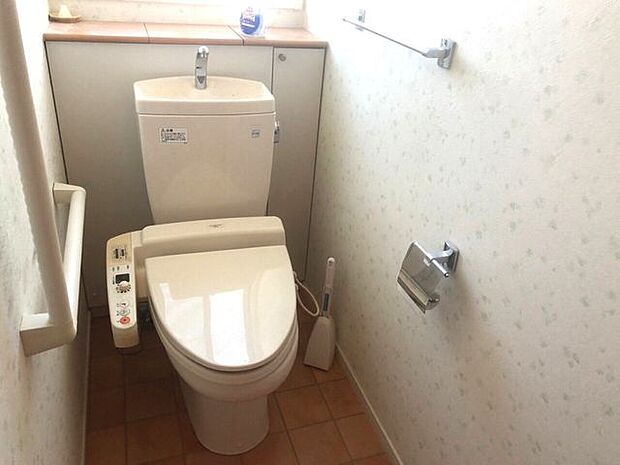 温水洗浄便座のトイレ！手すり付きでお子様やご年配の方も使いやすい設計ですね！