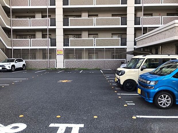 平面駐車場なので停めやすいです！