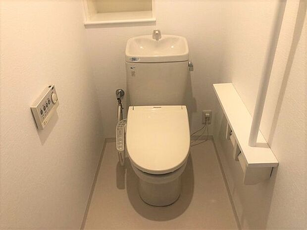 温水洗浄便座のトイレ！手すり付きでお子様やご年配の方も使いやすい設計ですね！便利な収納完備！