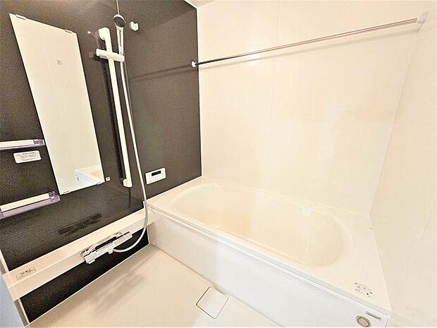 【リフォーム後/浴室】浴室はハウステック製の新品のユニットバスに交換しました。足を伸ばせる1坪サイズの広々とした浴槽で、1日の疲れをゆっくり癒すことができますよ。