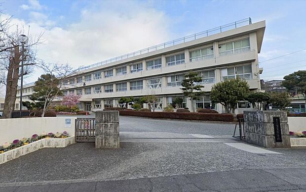 【小学校】富士見台小学校まで約450ｍ（徒歩約6分）です。小学校までの距離が近くて親御さんも安心ですね。