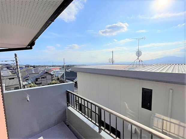 【眺望】高台に立地しているため、ベランダからは駿河湾を眺望できます。