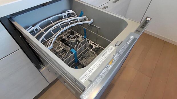 【食洗機】キッチンには、ビルトイン式の食洗機が内蔵されています。面倒な食器洗いも、楽しく早く出来そうで嬉しいですね。