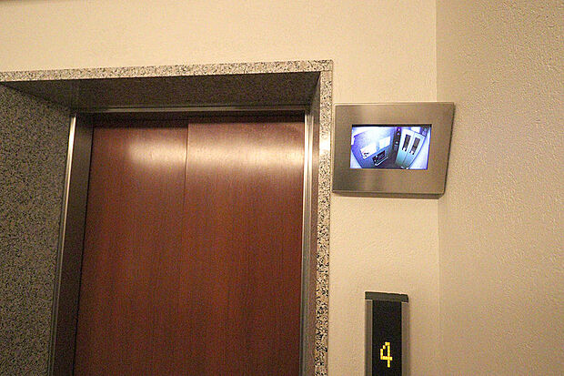エレベーター内部の様子がわかるモニタがあり、安心です。