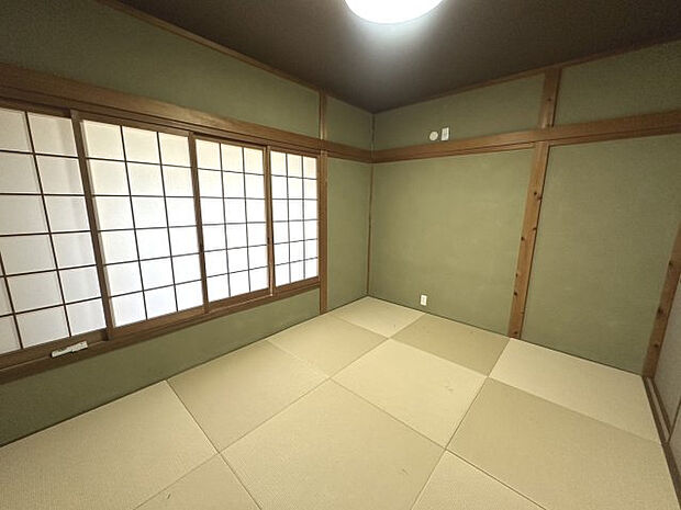 本来の畳とは違ってへりがなくお部屋を広く見せてくれるおしゃれな琉球風畳です♪