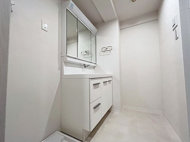 〜Dressing Room〜  十分な大きさの洗面台は収納もさる事ながら、身だしなみチェックや歯磨きなど、朝の慌ただしい時間でもホテルライクなスペースで余裕とゆとりを感じて頂けます。  