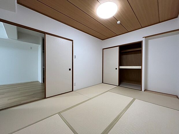 〜Japanese Room〜  LDK隣接の和室でくつろぎの空間が続きます。  アイロンがけなど家事スペースとして、また小さなお子様のいるご家庭ではお昼寝やおむつ替えの場としてご活用いただけます。  