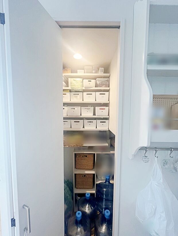 キッチン横に収納スペースを設置しました！食品をストックできる便利な場所です。 