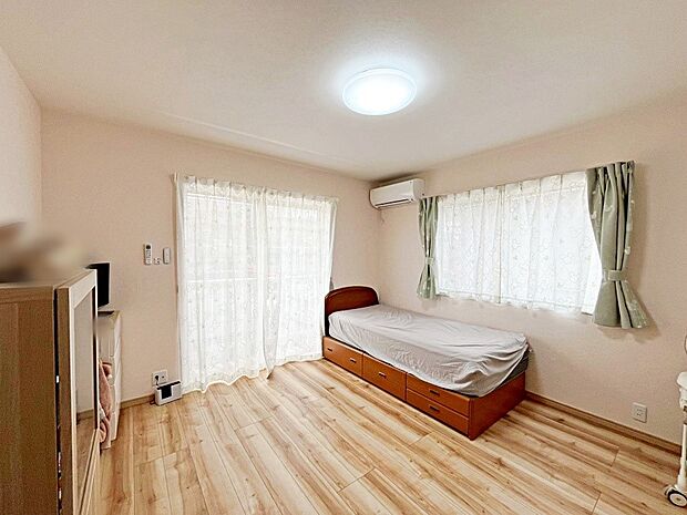 〜Bed Room〜  2面採光を確保した明るい室内は、風通しも良く、大変居心地の良い空間となっております。  穏やかな光が差し込む室内には、穏やかな時間が流れます。  