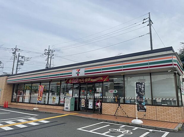 【周辺環境】セブンイレブン東松山幸町店まで約260ｍ（徒歩4分）です。スーパーで買い忘れがあっても安心ですね。