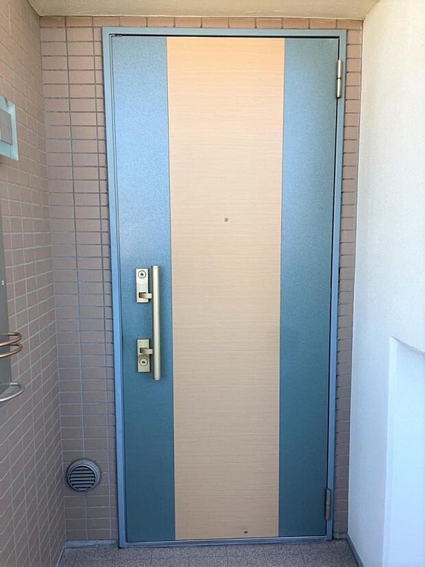 【リフォーム中でも内覧可】玄関ドアの写真です。クリーニングする予定です。