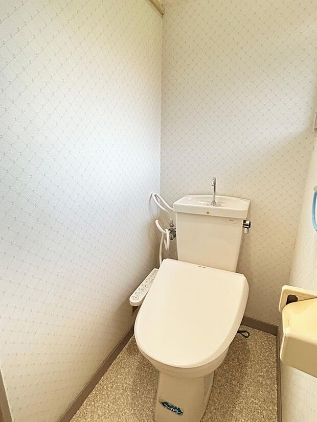 【現況販売】1階トイレの写真です。トイレはクリーニングする予定です。リフォームのご相談も可能です。