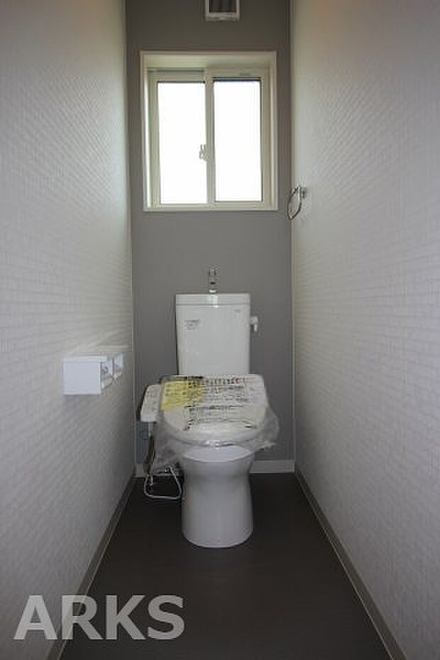 2階ヨイレ。落ち着いた色調のトイレです