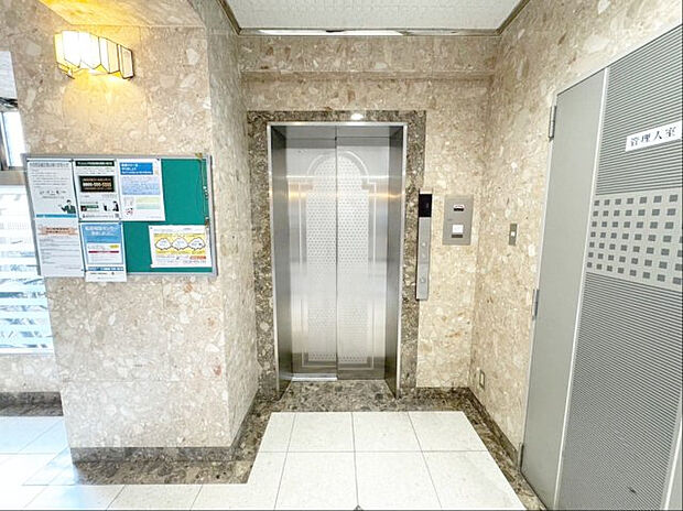 エレベーターの横に管理人室があります！