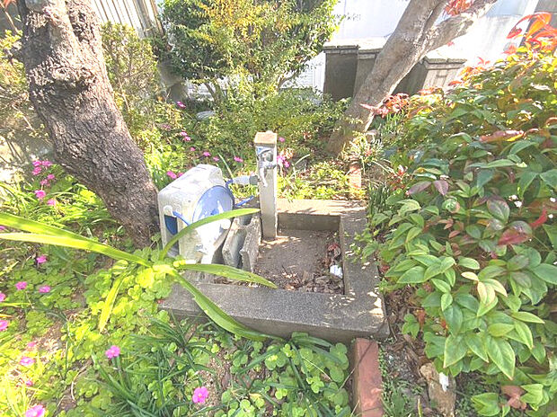 お庭には外水栓もついていて、ガーデニングや洗車にも使えます。