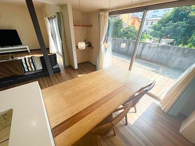 キッチン横はダイニングテーブルを置いてもゆったりとしたスペースがあります！