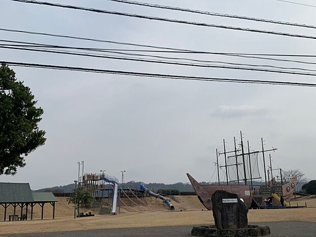 鶴崎スポーツパーク鶴崎スポーツパーク大きな船が魅力！大型複合遊具や草すべりが楽しめる公園で子供たちに大人気！アスレチック遊具もあり大人から子供まで楽しめます。 2010m