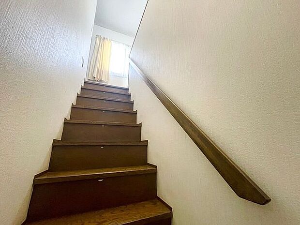 階段は手すり付きなので安心して昇り降りが出来ますね。