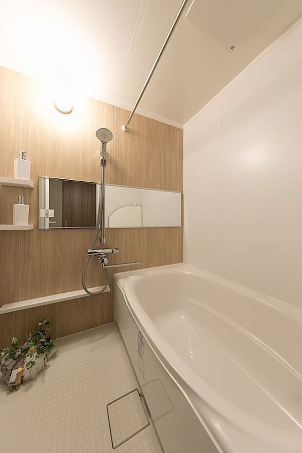 広い浴槽とおしゃれな鏡が特徴の浴室