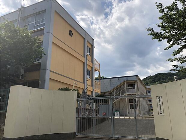 神戸市立本山第一小学校（1102m）