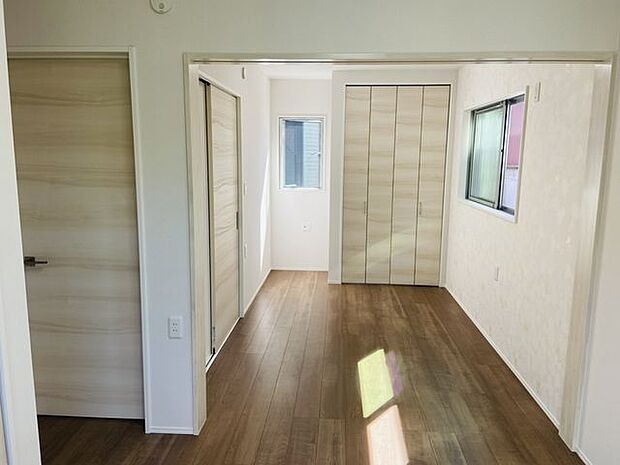 2階洋室4.5帖(2)将来も見越して、お部屋を分けることも1部屋に繋げることもできます。