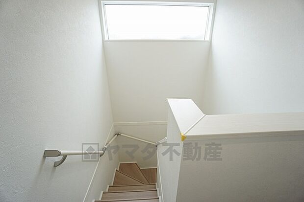 手すり付きの階段は、勾配も緩やかに設計されており、採光も十分に計算され、安全性を重視。