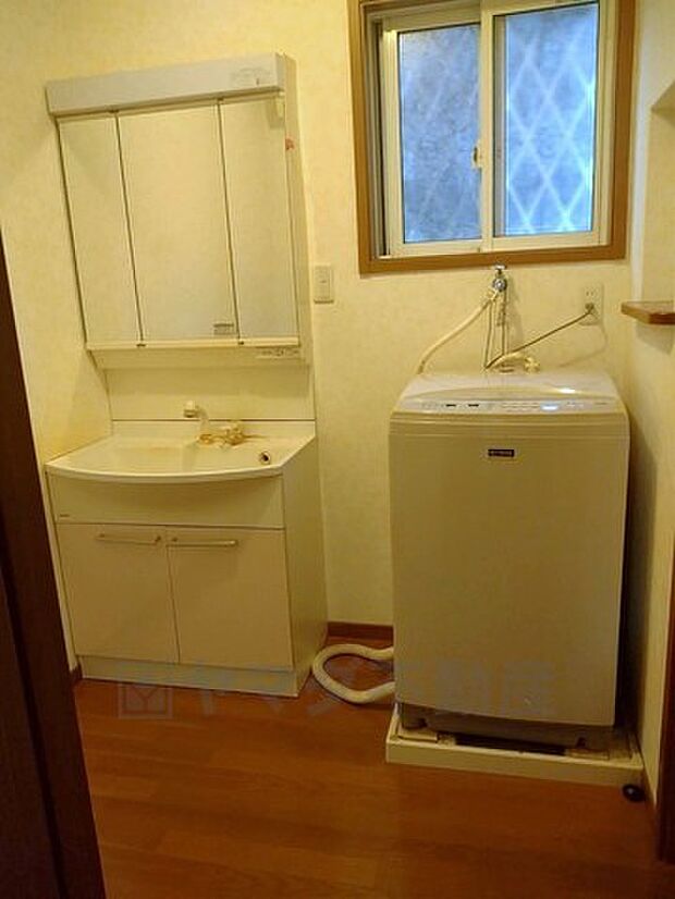 収納が隠れて使いやすい、シャワー付き三面鏡洗面ドレッサーです。朝の準備もぬかりなくできます。コンセント付きで家電も充電しながら収納ができます。
