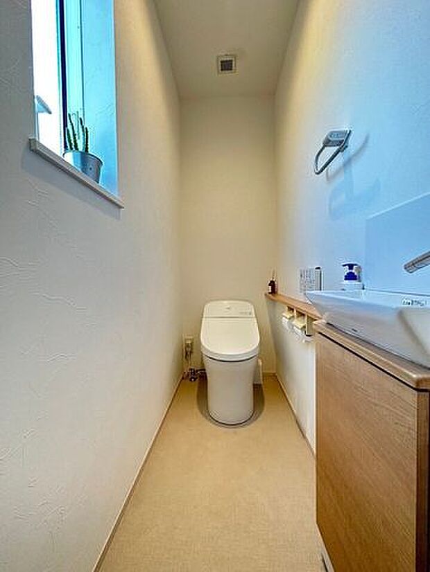 1階のTOTO製のタンクレストイレです。汚れがつきにくくお手入れも簡単！手洗い器付き♪