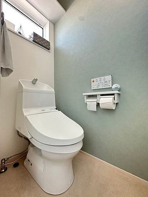 2階のTOTO製のトイレです。アクセントクロスが目を惹くおしゃれで落ち着く空間です。