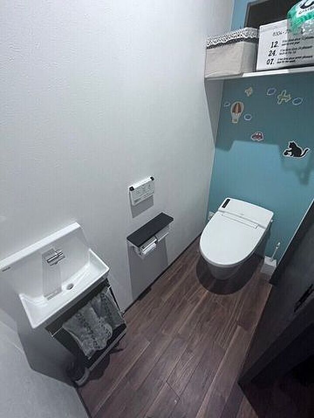 手洗い場もある広いトイレです