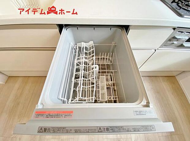手間・時間をかけず、効率よく食器類を洗浄。家事の時間を大幅に短縮出来ます。 かつ節水効果にも優れた食洗機を標準装備。スライド式なので場所も取りません。 