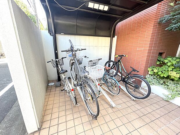 屋根付き駐輪場で、天候による汚れや日焼けから自転車を守ります。
