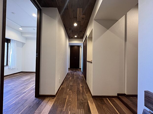 廊下の天井にも木材をあしらい、細かい部分も雰囲気を損なわないよう設計しております。
