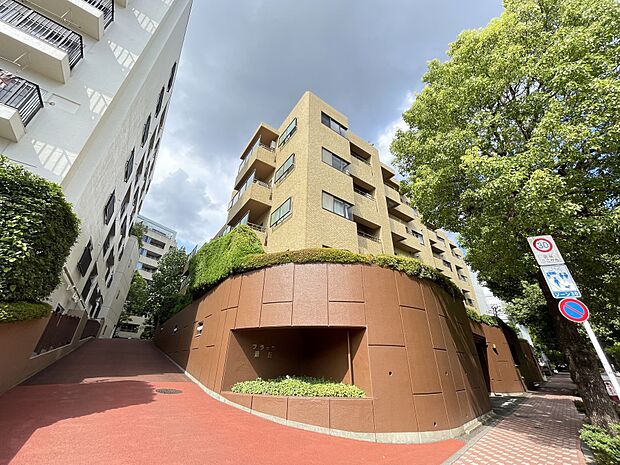 JR山手線恵比寿駅から徒歩5分。ガーデンプレイス至近の緑豊かな環境に佇む、上品で重厚な高級感のある雁行型の7階建て新耐震設計のレジデンスです。