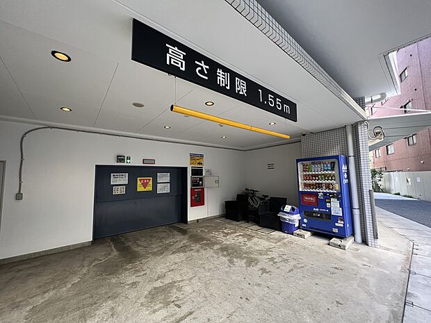 機械式屋内駐車場で、セキュリティーにも配慮され、日焼けや雨などによる汚れから大切なお車をお守ります。