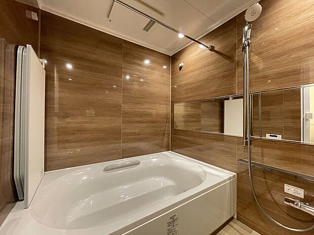 バスルームは、1620サイズのゆったりとしたリラックス空間となっています。浴室換気乾燥機付きで、バスタイムも快適です。室外干しができない梅雨や花粉の時期のお洗濯にも活躍します。【弊社施工事例】