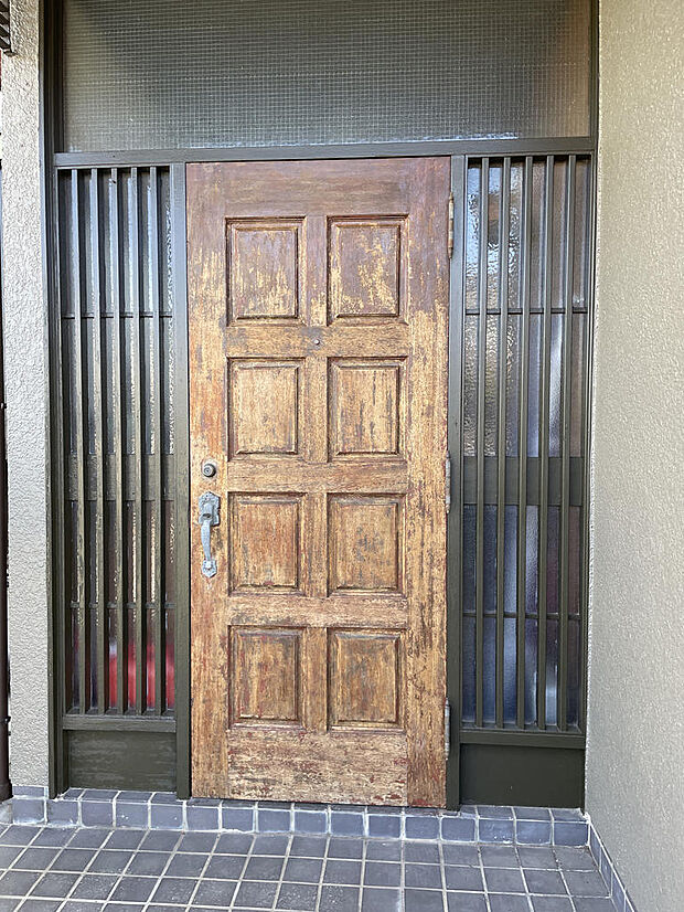 玄関ドアは、塗装を剥がしエイジング感を出しました。