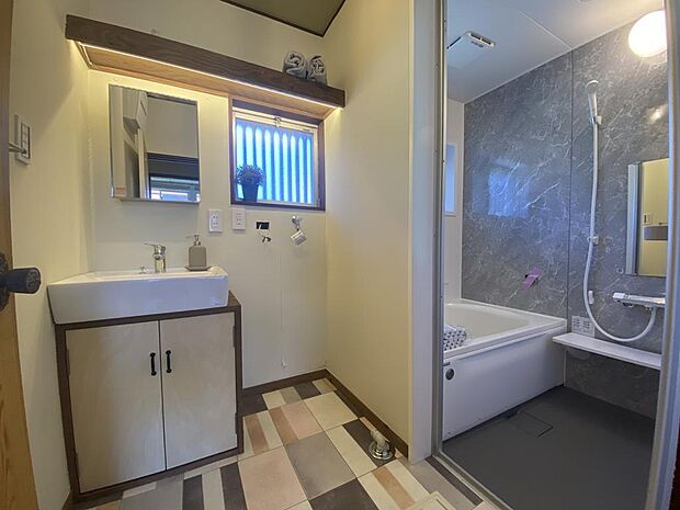 レトロ感のあるクッションフロアを採用した洗面室は造作の洗面台を設置し、個性的な空間に仕上げました。
