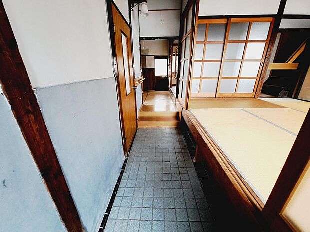 玄関入ると、右に和室、左に店舗、突き当りキッチンです。