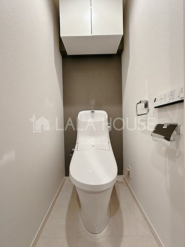 【トイレ】シンプルなトイレです。上部には収納もあり快適にご利用いただけます。