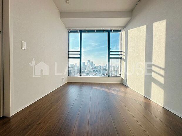 5.8帖の洋室。大きいまどからは富士山や高層ビルを一望できる眺望。