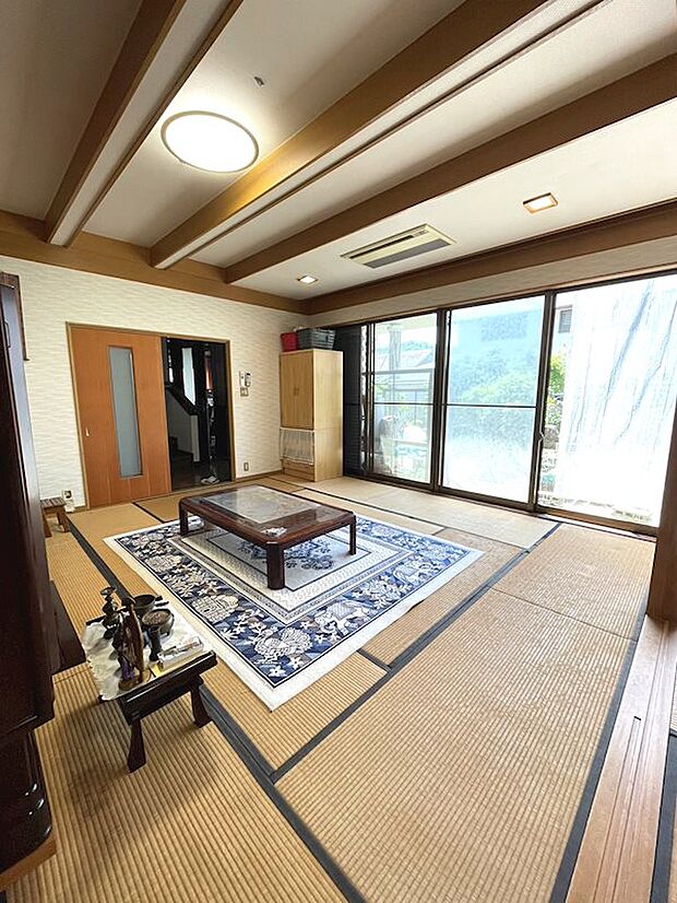 12帖ある和室は南向きで日当たりも良く心地のいい部屋となっております