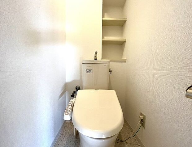 清潔感あるトイレは、棚を設置しておりますのでトイレットペーパーのストックなど収納も可能です。