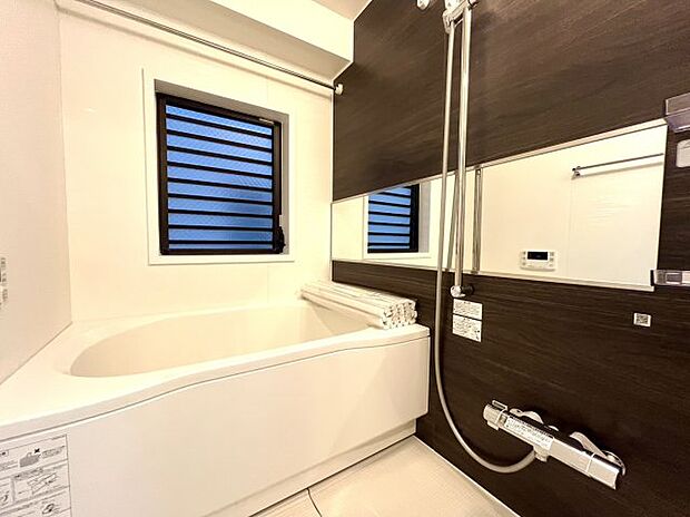 窓があり換気ができるので、湿気を逃がしやすく、浴室を清潔に保ちます。また、お掃除もしやすいのが特徴です！