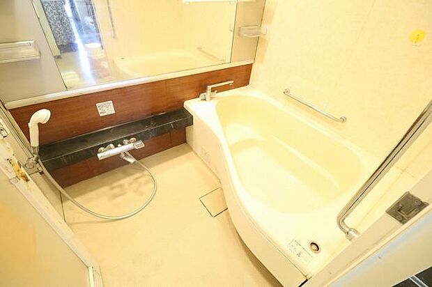 デザイン性のある浴槽☆優しい雰囲気のあるバスルームです☆
